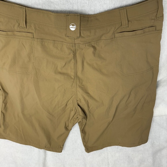 Wrangler mens tan shorts. Size 48 with elastic waist. Side pocket - Picture 4 of 5